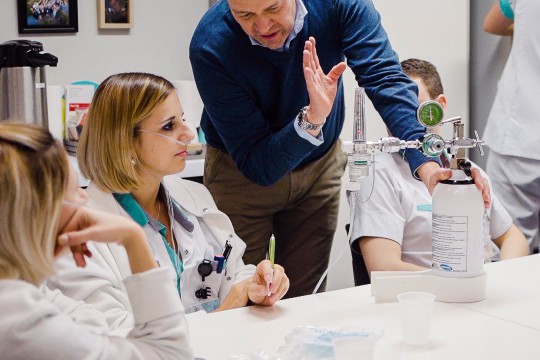 Jorg donne une démonstration de l'O2 COMFORT à chaque infirmière du service Jorg donne une démonstration de l'O2 COMFORT à chaque infirmière du service